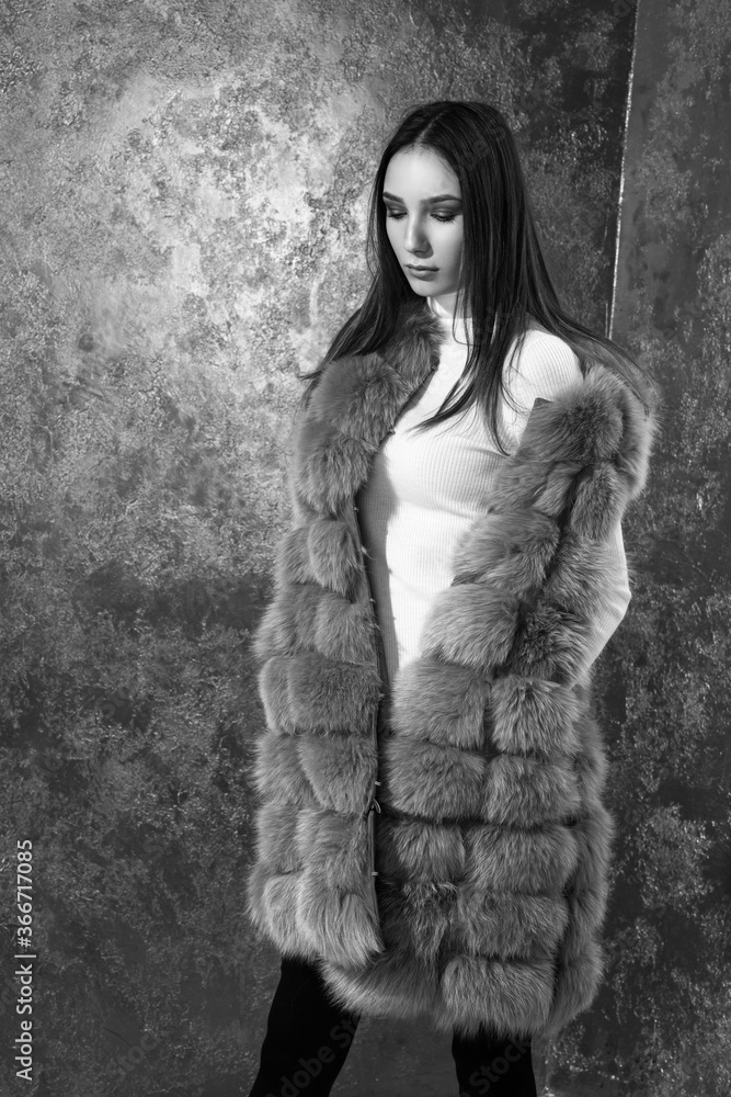 Obraz premium Stylish woman in fur coat