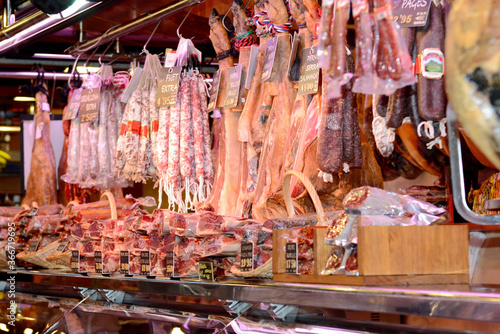 Mercat de la Boqueria in Barcelona, Spaniens berühmter, lebhafter öffentlicher Markt, der keine Wünsche offen läßt.Im Angebot Fleisch, Fisch, Obst, Gemüse und andere Lebensmittel