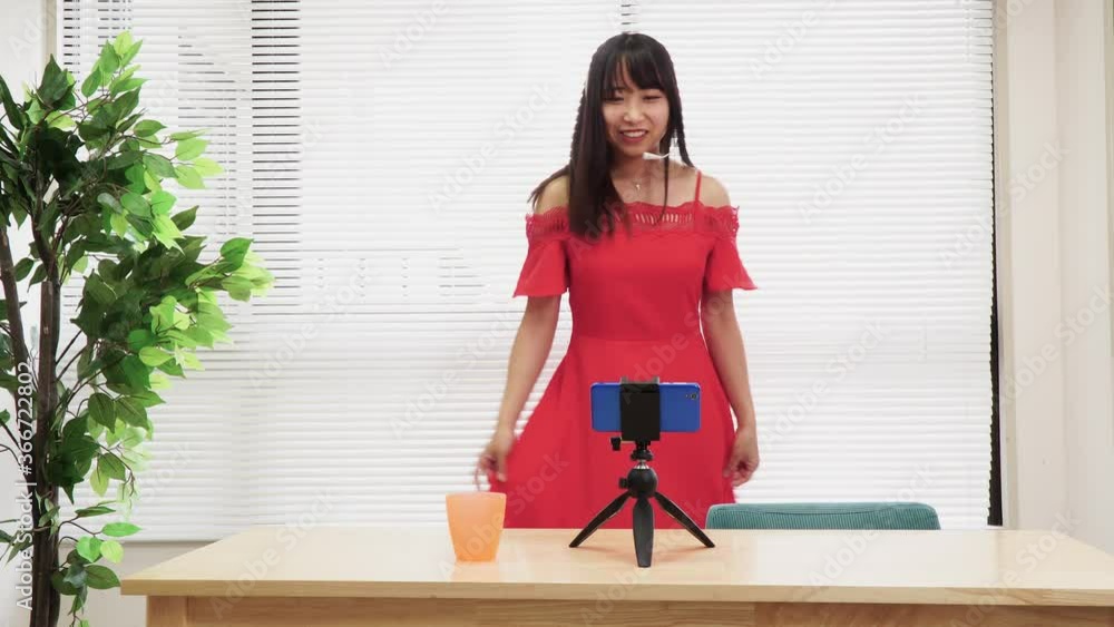 スマホでライブ配信 ライバー 商品紹介イメージ 会話は演出です スマホでライブ配信 ライバー 商品紹介イメージ 会話は演出です