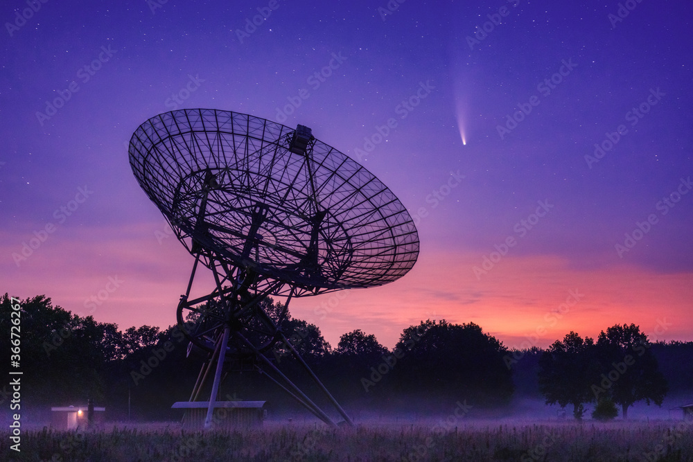 Neowise comet and radio telescope at dusk - obrazy, fototapety, plakaty 