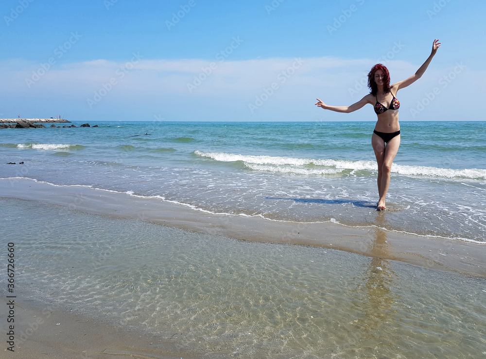 Donna su spiaggia bagnasciuga funny Donna su spiaggia bagnasciuga funny