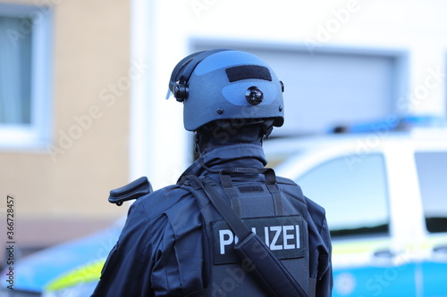 Polizeibeamter bei seiner Arbeit während einer Razzia
