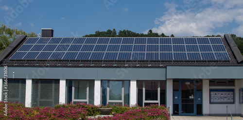 A three-row photovoltaic system built on an office building.