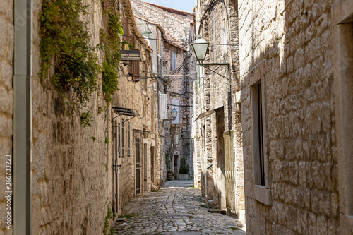 Fototapeta Naklejka Na Ścianę i Meble -  Narrow streets of Trogir Croatia