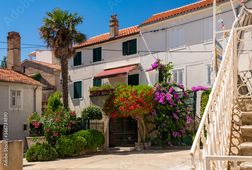 Krk Kroatien Haus Idyll Blumen Blütenpracht Kulisse Altstadt Mittelmeer Adria Insel mediterran Sommer blauer Himmel Mittelalter Hafen Ort Gassen Sonne Kvarner Bucht Urlaub Tourismus Jugoslawien 