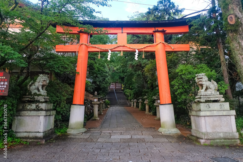 京都 雨上りの宇治神社 鳥居 京都 雨上りの宇治神社 鳥居