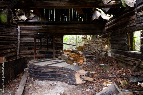 Fotografia Abandoned blacksmith workshop with old bellow