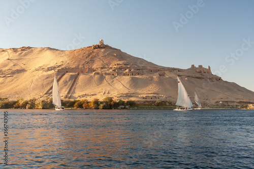 Barcos navegando sobre el río Nilo en Egipto photo