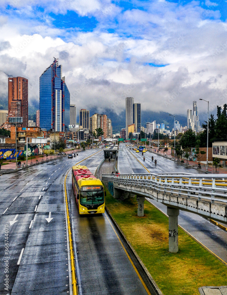 Calle 26 del centro de la ciudad de Bogotá Colombia, en donde se localiza la torre colpatria, la torre Atrio y el Rascacielos Bd Bacata, entre otras construcciones