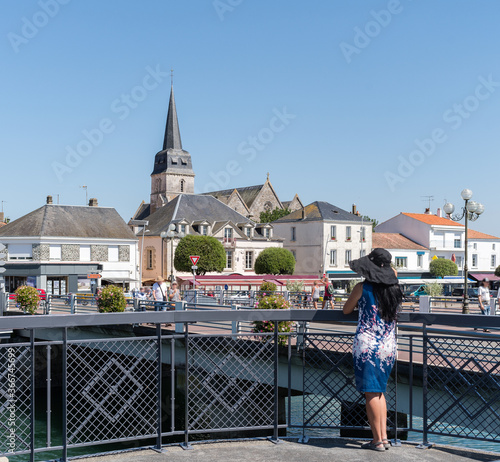 Femme regardant l'église de Saint Gilles Croix de Vie 