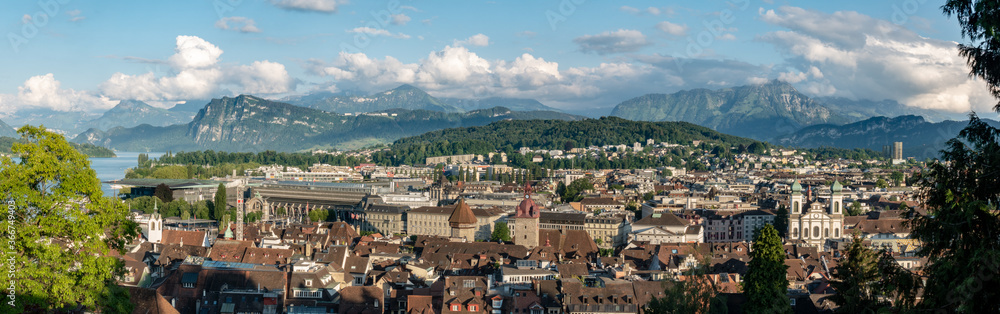 Fototapeta premium Panoramę miasta Luzern z Alpami w tle