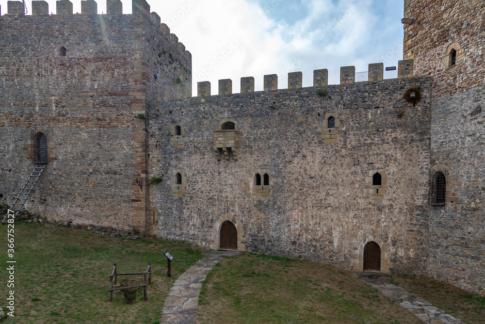 Castillo defensivo de la edad media  de Argueso en Cantabria España Europa