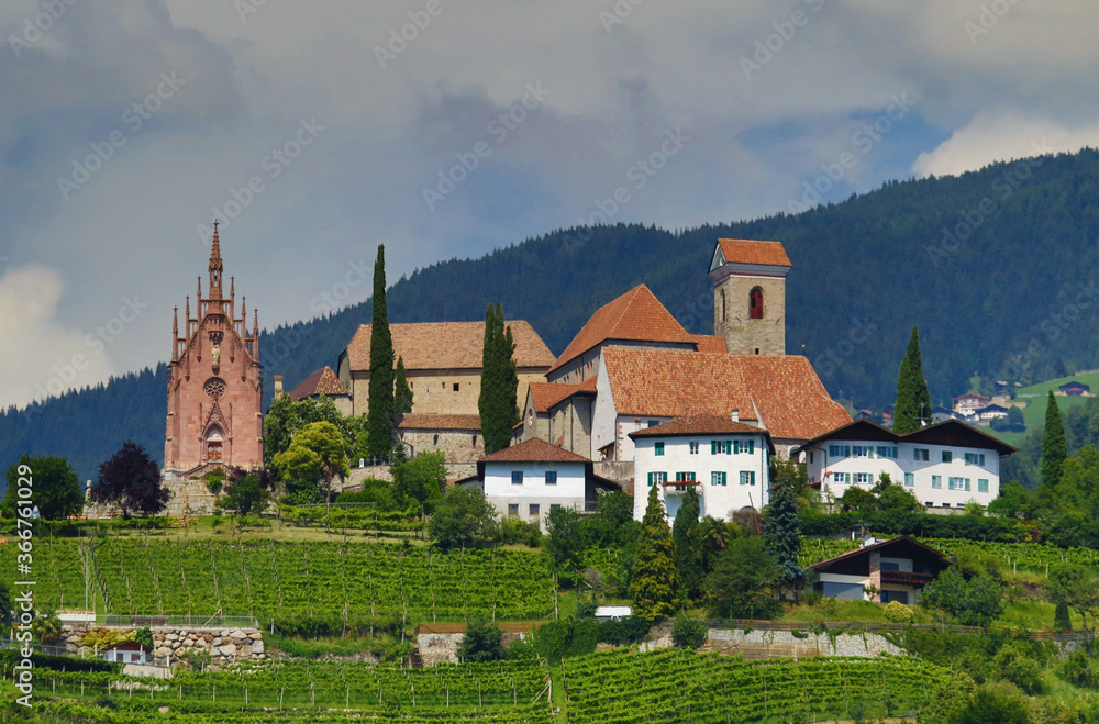 Schenna, Scena, Schloss Schenna, Pfarrkirche Schenna, Mausoleum, Südtirol, Meraner Land