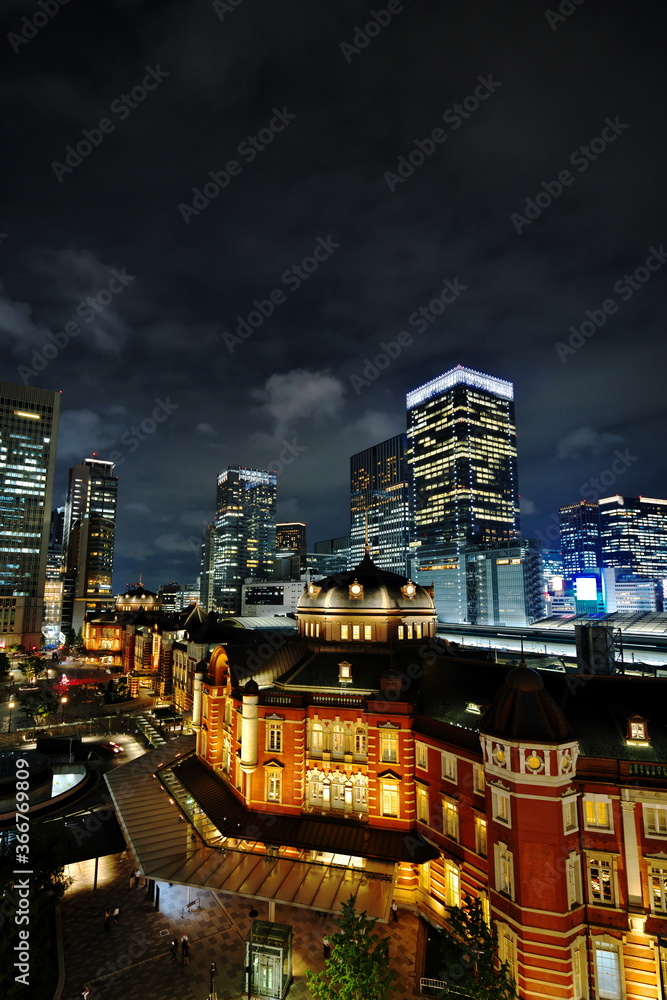 幻想的な輝きをまとう東京駅