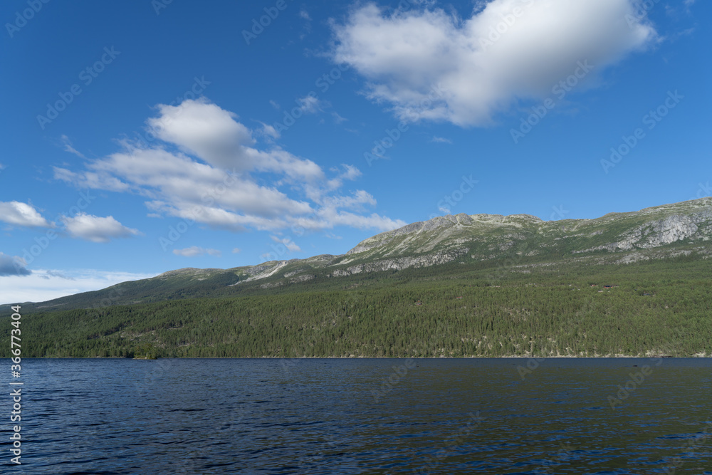 Widok z nad jeziora Holmavatn na szczyty górskie Blefjell