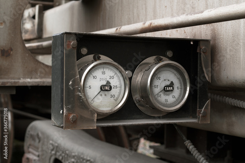 Train car gauges for tank and line pressure