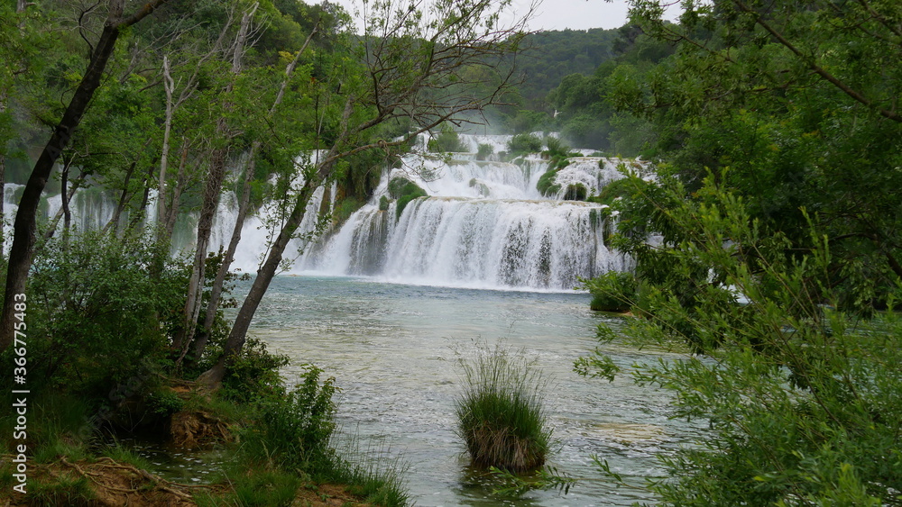 Blick auf die Wasserfälle im Nationalpark Krka, Kroatien