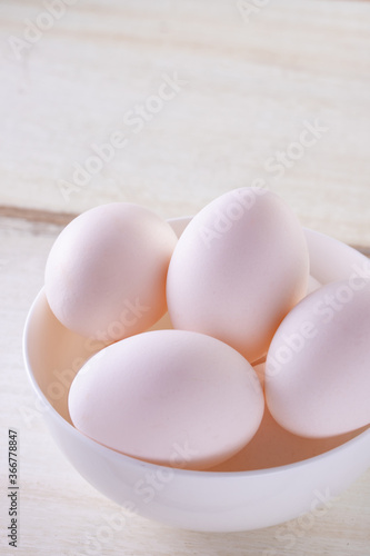 テーブルの上の卵    