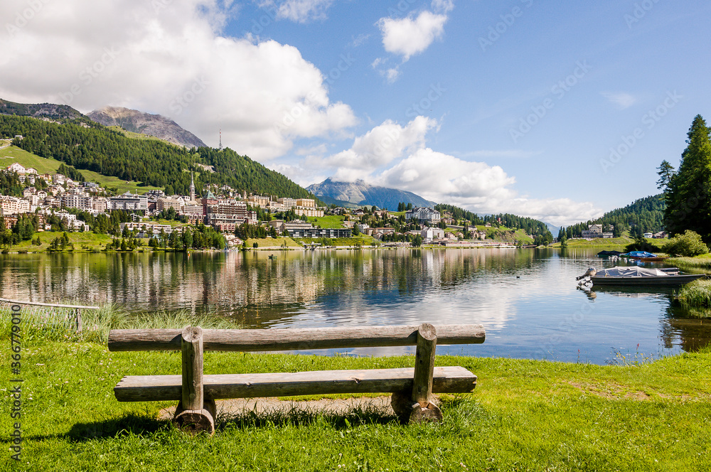 St. Moritz, St. Moritzersee, Dorf, Holzbank, See, Oberengadin, Seeufer, Uferweg, Alpen, Schweizer Berge, Wanderweg, Wassersport, Seenplatte, Graubünden, Sommer, Schweiz St. Moritz, St. Moritzersee, Dorf, Holzbank, See, Oberengadin, Seeufer, Uferweg, Alpen, Schweizer Berge, Wanderweg, Wassersport, Seenplatte, Graubünden, Sommer, Schweiz