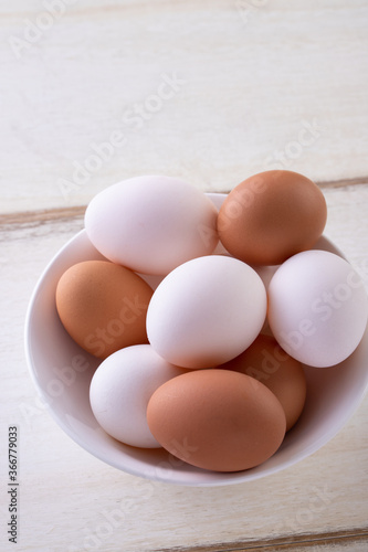テーブルの上の卵 