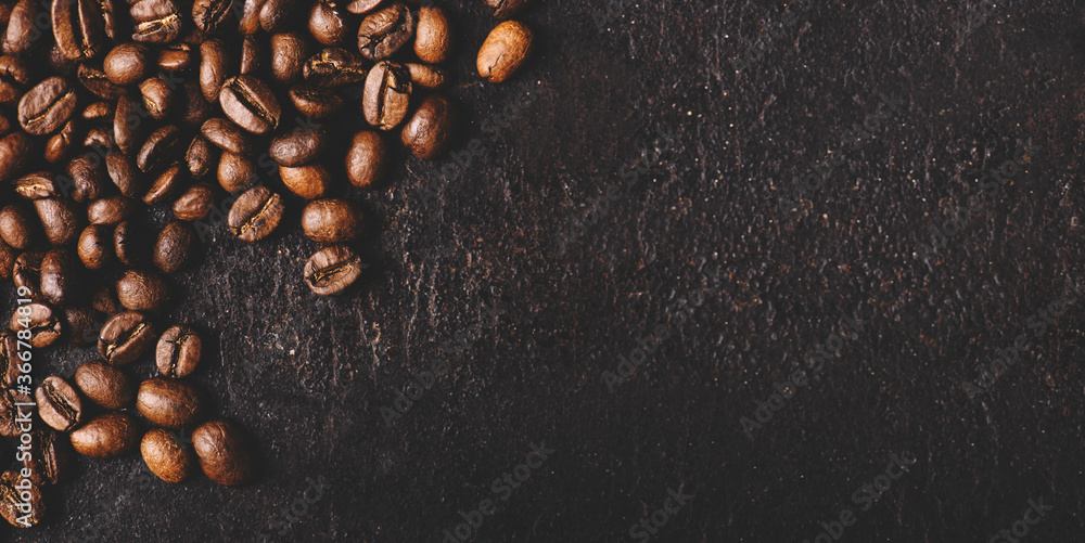 Obraz premium Coffee beans on rustic black background from above. Coffee shop creative menu design layout.