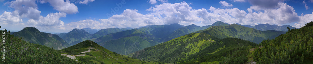 Panorama z góry Grześ - Tatry Zachodnie na otoczenie Doliny Chochołowskiej i Doliny Rohackiej