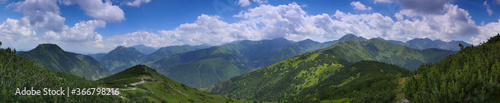 Panorama z g  ry Grze   - Tatry Zachodnie na otoczenie Doliny Chocho  owskiej i Doliny Rohackiej