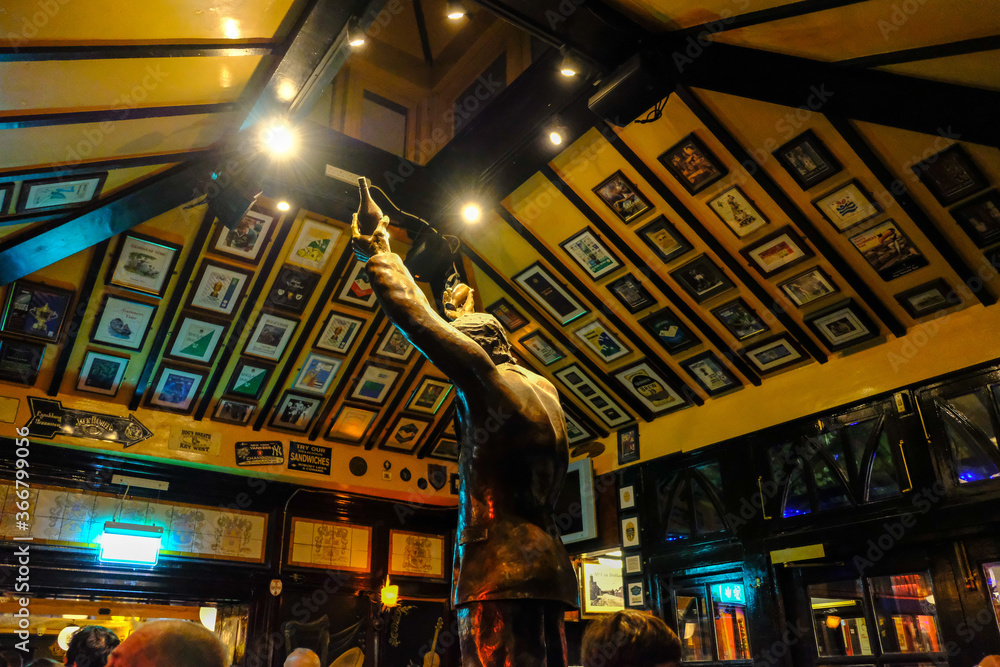Naklejka premium Dublin - August 2019: inside temple bar