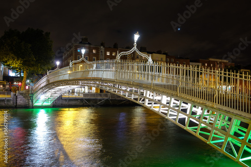 Fotografie Dublin - August 2019: Ha'penny bridge in the night