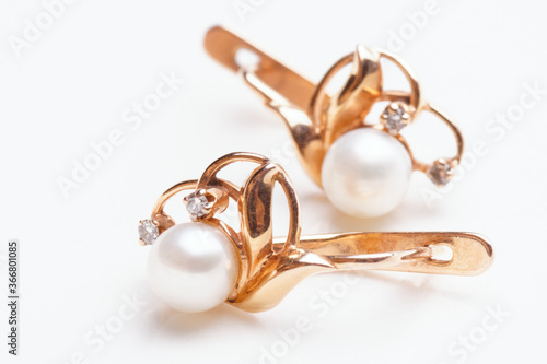 Pair of earrings with pearls