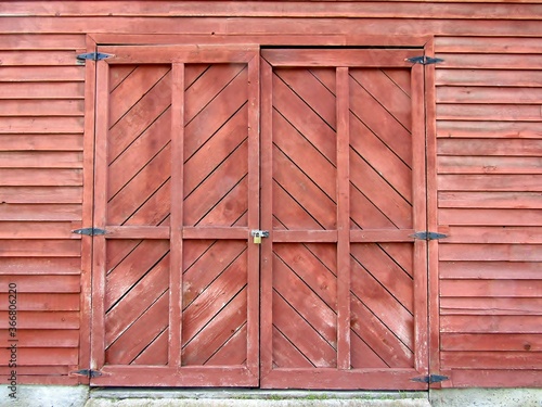 Stain wood exterior doors with black hinges © Irra