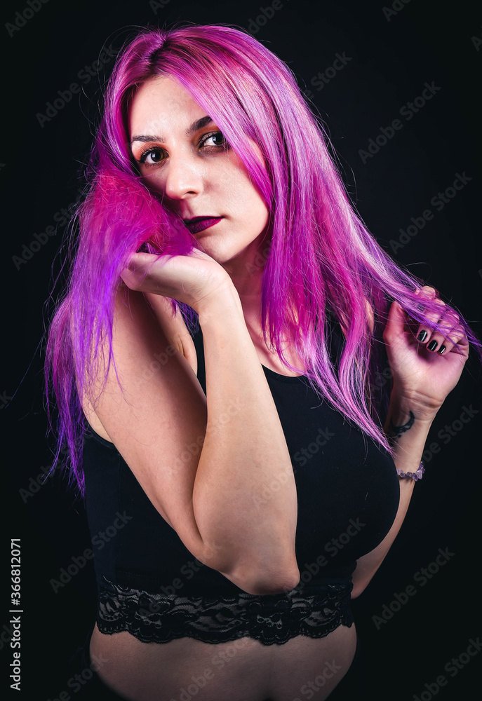 Naklejka premium girl with pink hair posing
