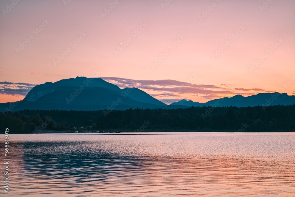Beeindruckendes Abendrot hinter Berg und See. Beeindruckendes Abendrot hinter Berg und See.