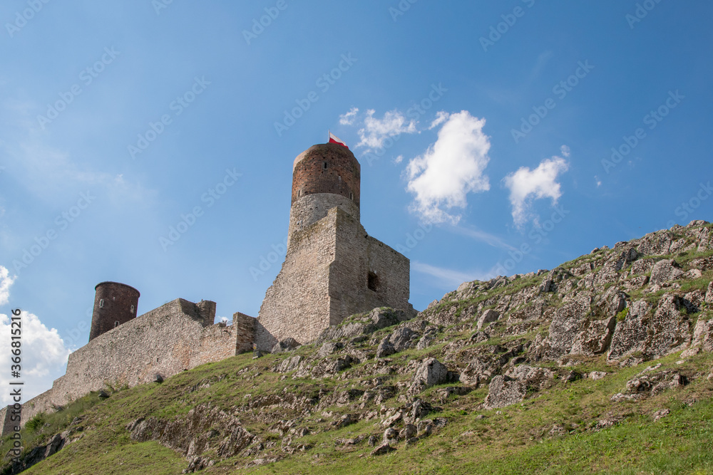 Warownia na wzgórzu. Zamek w Chęcinach. Wieża więzienna i brama wschodnia.
