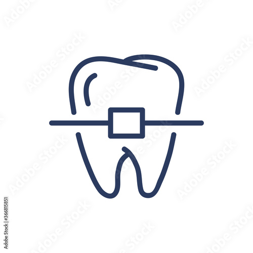 Teeth braces thin line icon. Orthodontic brackets, molar isolated outline sign. Dental care, orthodontics, beauty care concept. Vector illustration symbol element for web design and apps