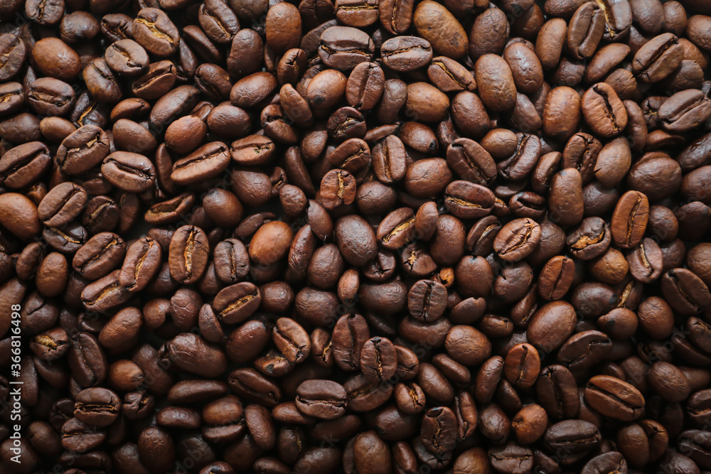 Obraz premium roasted coffee beans background macro closed up