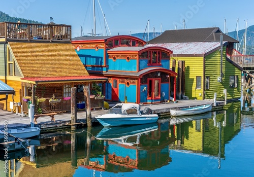 Fotografie Colourful houseboats and boats on the scenic blue ocean at Cowichan Bay, Vancouv