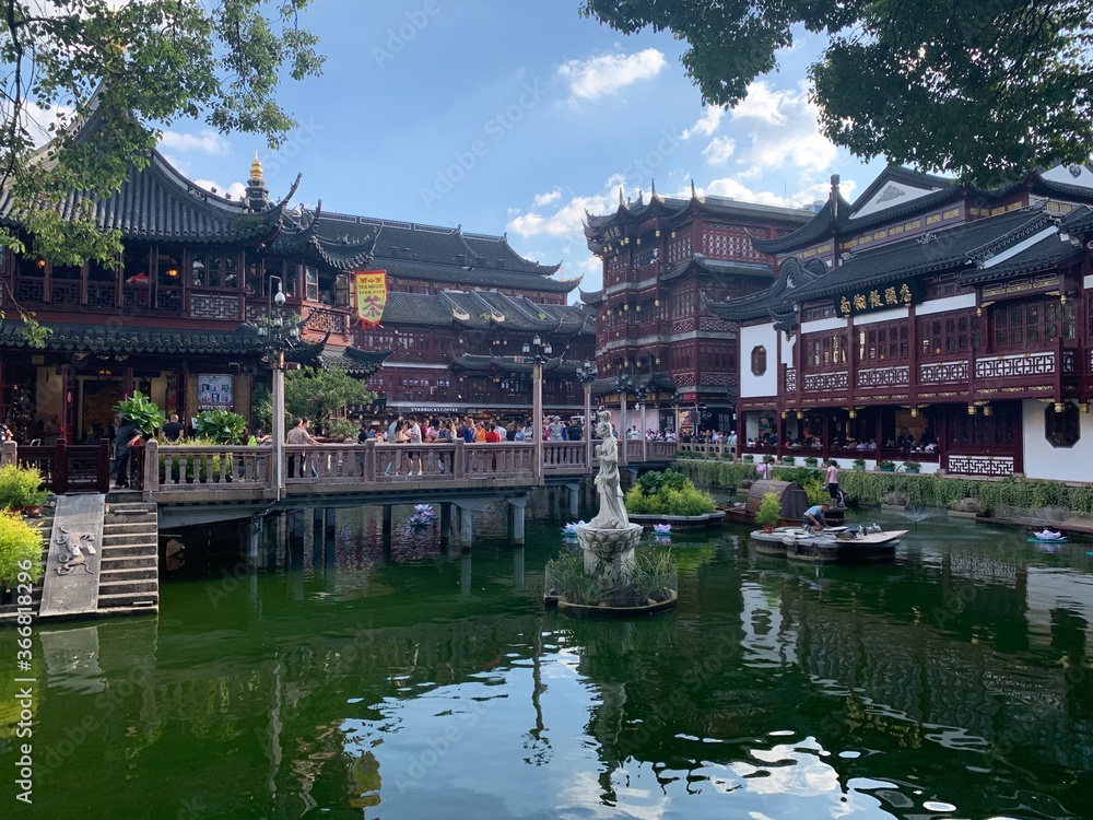 Fototapeta premium Etang d'un temple à Shanghai, Chine