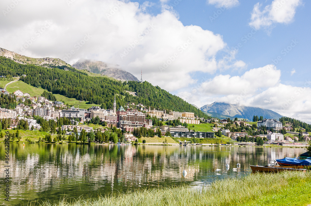 St. Moritz, St. Moritzersee, Bergsee, Fischerboote, Oberengadin, Engadin, Corviglia, Alpen, Piz Nair, Piz Corviglia, Wanderweg, Wassersport, Malojawind, Graubünden, Sommer, Schweiz