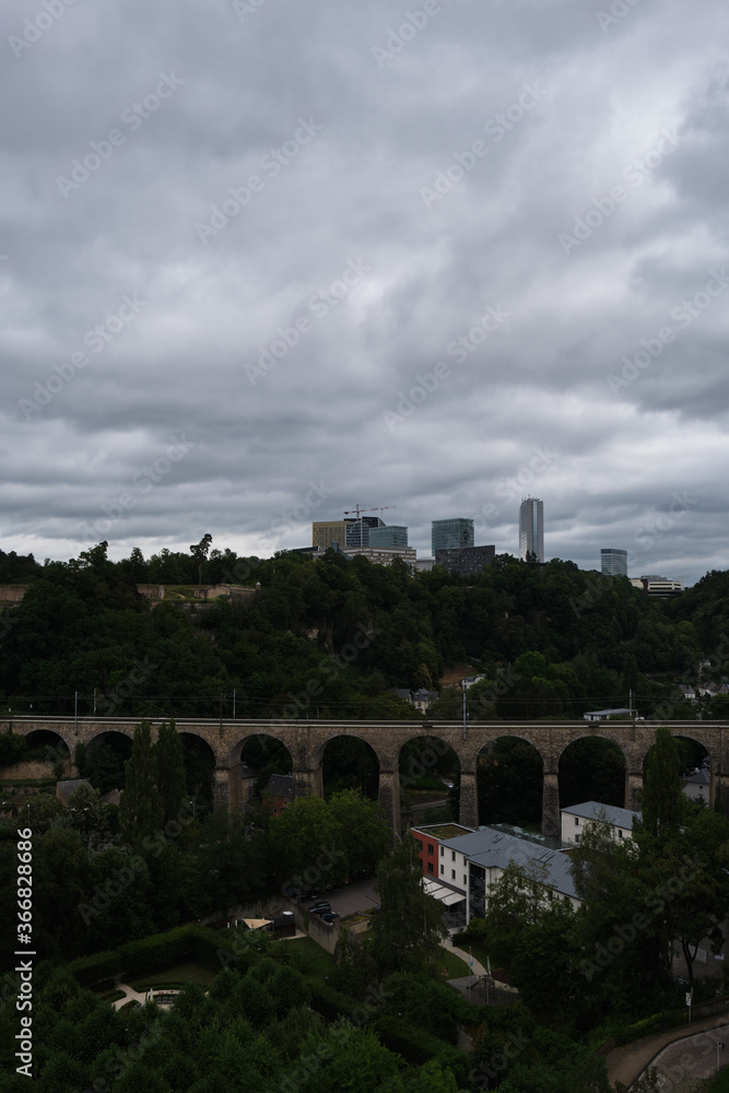 Obraz premium Old train bridge shot during cloudy summer day