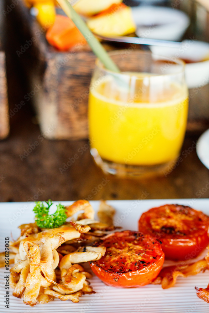 Breakfast tomatos and chicken slices Breakfast tomatos and chicken slices