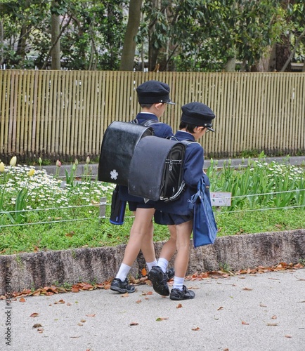 Japanese kids going to school in Fukuoka city (Japan), 04-07-2015
