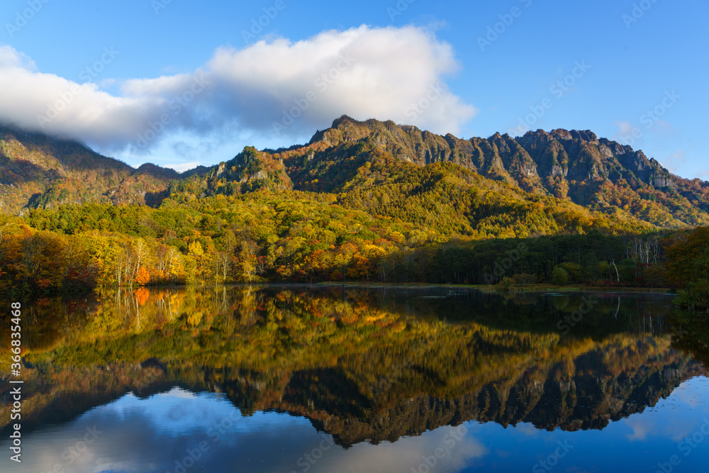 紅葉の戸隠山と鏡池 紅葉の戸隠山と鏡池