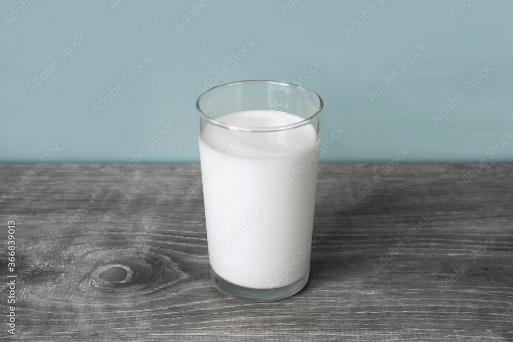 A glass of milk on the table. Chic version. テーブルの上のグラス一杯の牛乳。シックなバージョン A glass of milk on the table. Chic version. テーブルの上のグラス一杯の牛乳。シックなバージョン