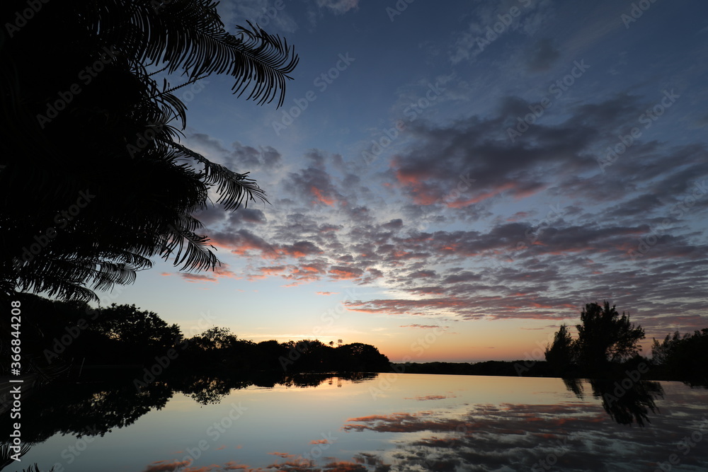 Naklejka premium Sunrise at beach