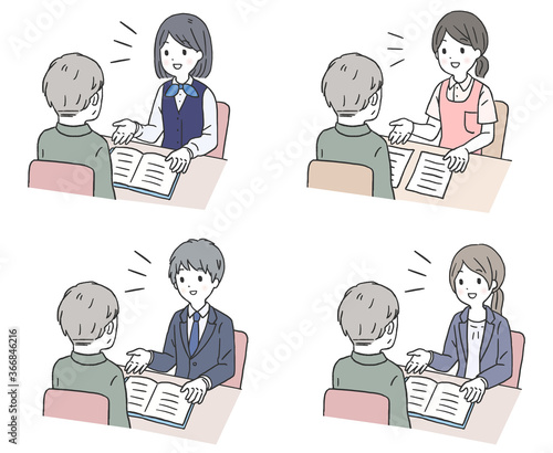 年配の男性客と案内をする受付けスタッフ