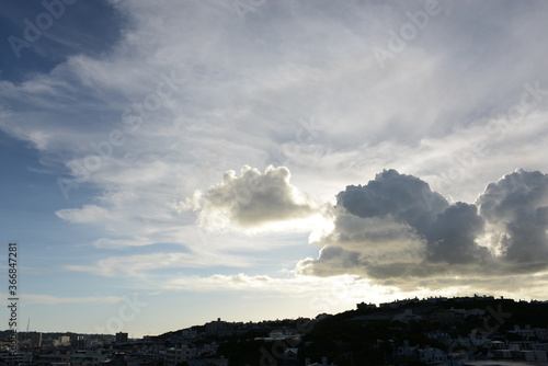 Wallpaper Mural 空と雲と夕暮れの丘 Torontodigital.ca