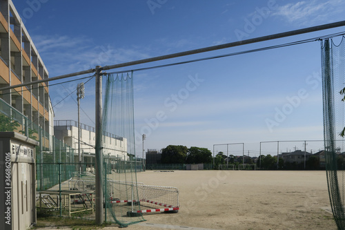 休校中の埼玉県春日部市の中学校の無人の校庭グランド。2020年5月15日。