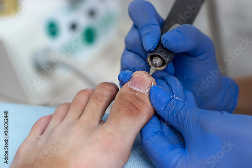 Male hardware pedicure in the salon. Step by step instructions. Step 3. Treatment of nails with a hard chisel.