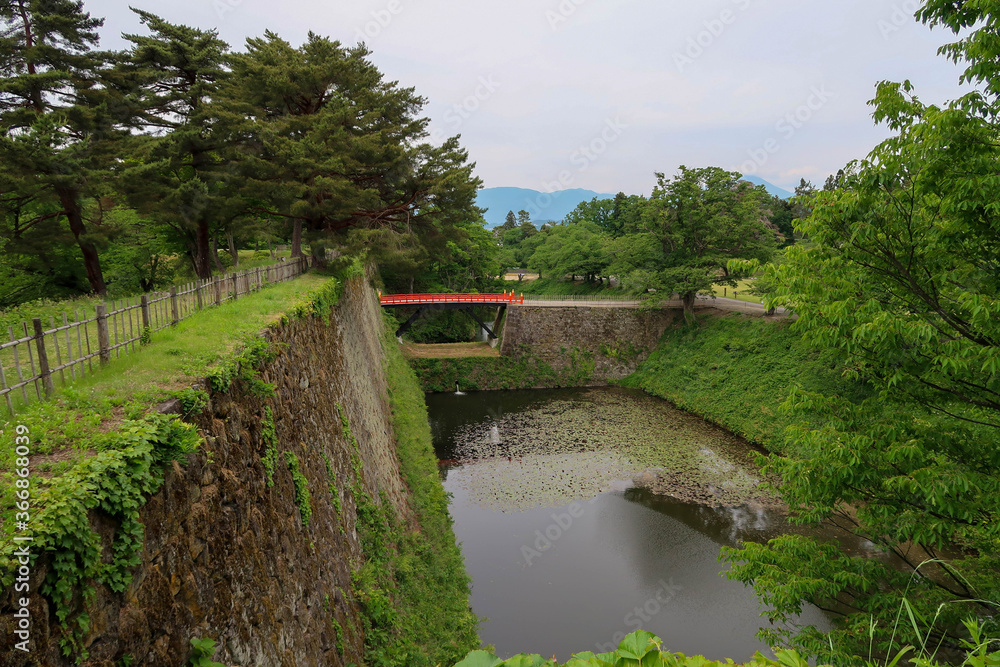 会津若松 鶴ヶ城 扇の勾配と廊下橋（新緑）